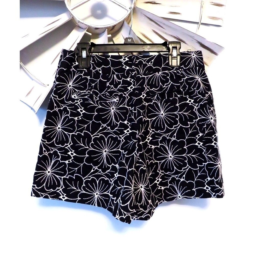 Chelsea & Theodore Shorts Size 4 Black White Floral Embroidered Cotton Lined